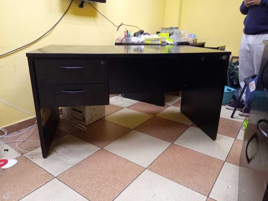 Стіл офісний чорний