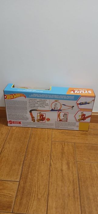 Pista Hot Wheels com dois veiculos