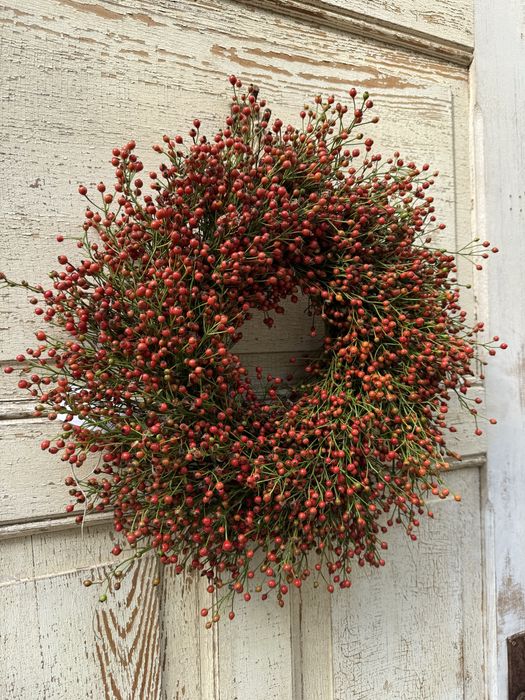 Jesienny wianek z owoców drobnej róży 39cm