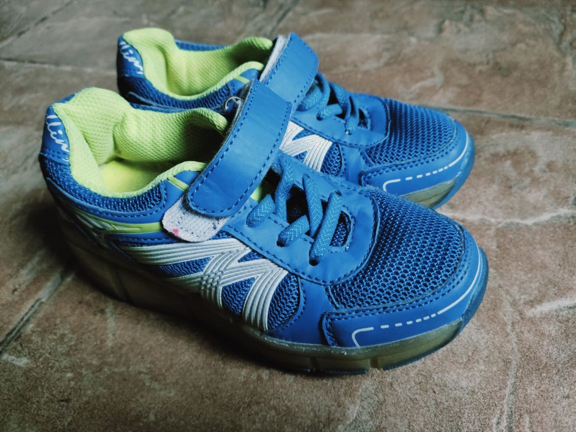 Buto-rolki niebieskie świecące. Adidasy niebieskie