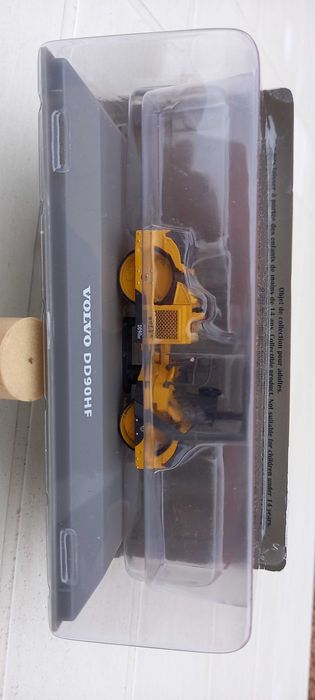 Komatsu,  Liebherr,  Volvo : 8 modelos escala 1/72.