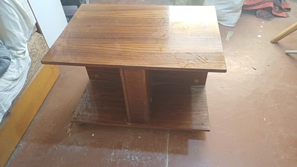 Продам журнальний столик на колесах