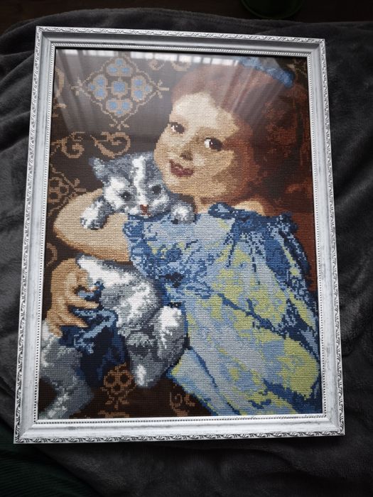 Вишита картина Рудоволоса дівчинка з котиком ручна робота оформлена