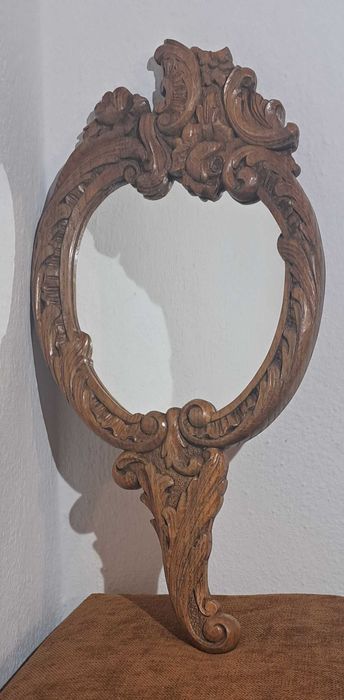 zabytkowe lustro w drewnianej rzeźbionej ramie