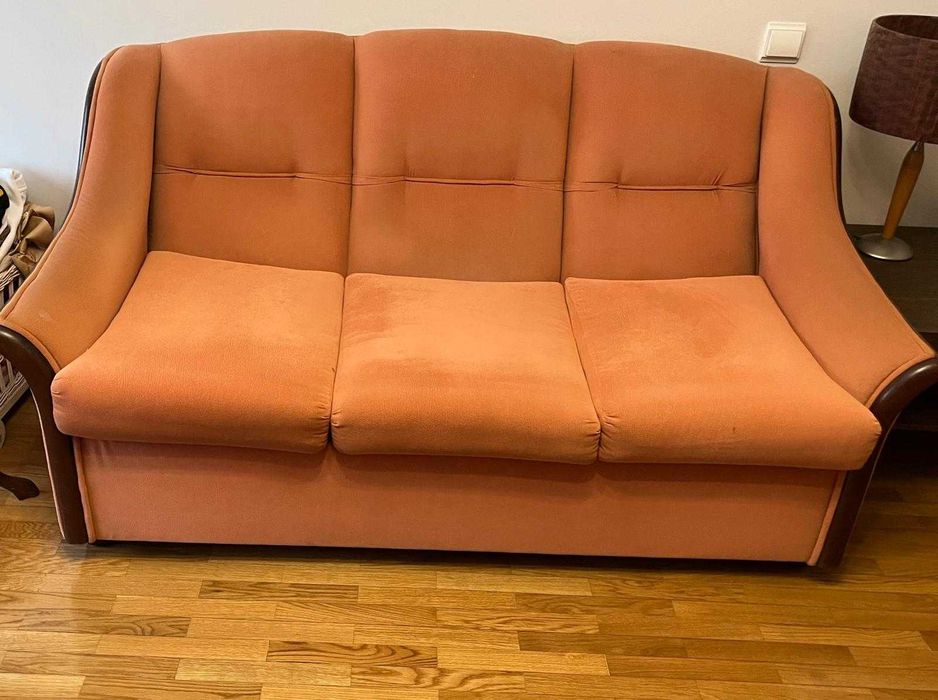 Sofá cama usado em bom estado com 3 lugares de material confortável