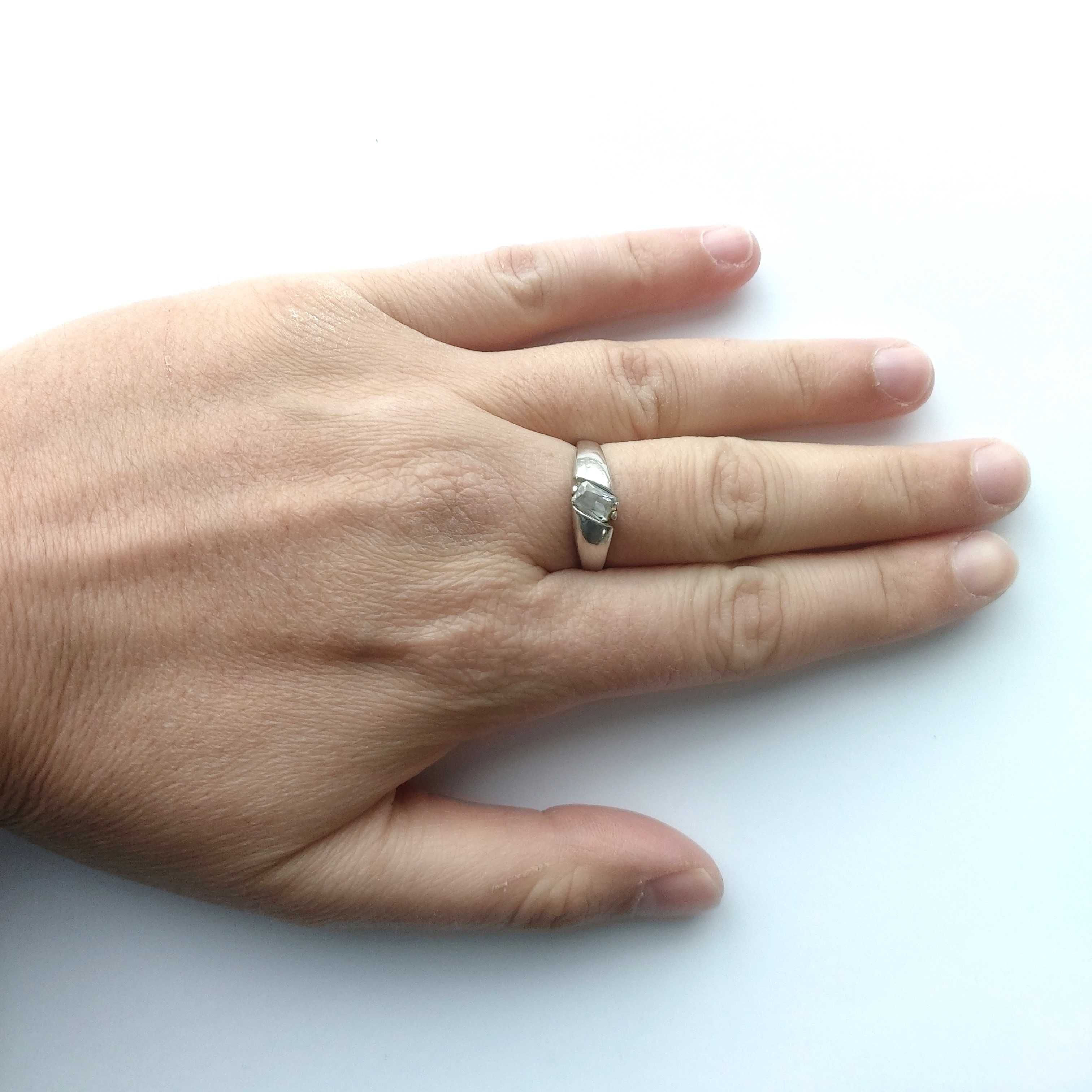 Srebrny pierścionek 2,40 gram cyrkonia 15 Apart 925