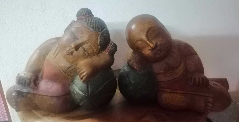 Antigo Par esculturas orientais "Crianças dormindo sobre travesseiros"