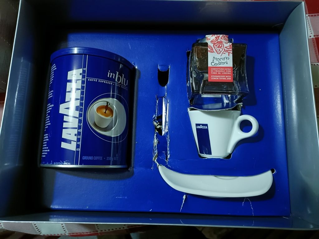 LAVAZZA caixa com chávena, compota e café