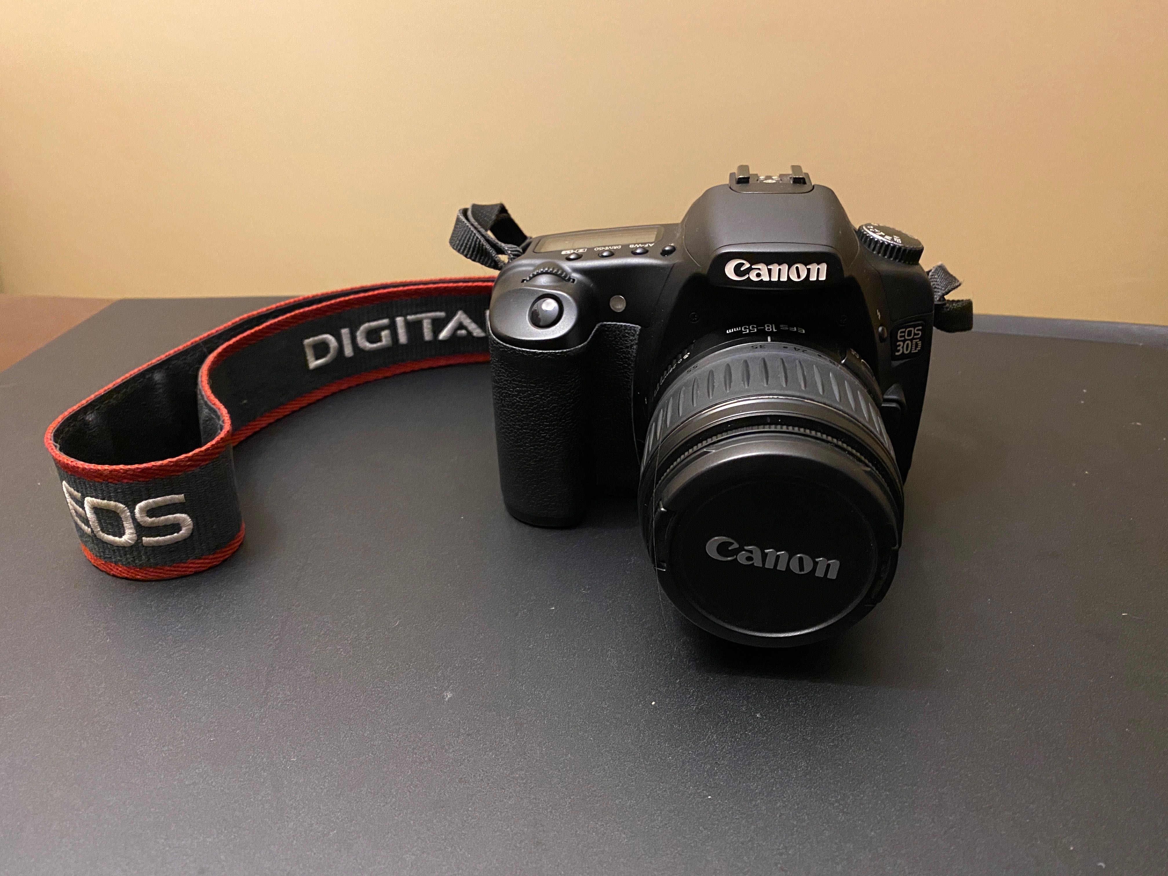 Canon DSLR EOS 30D como nova.