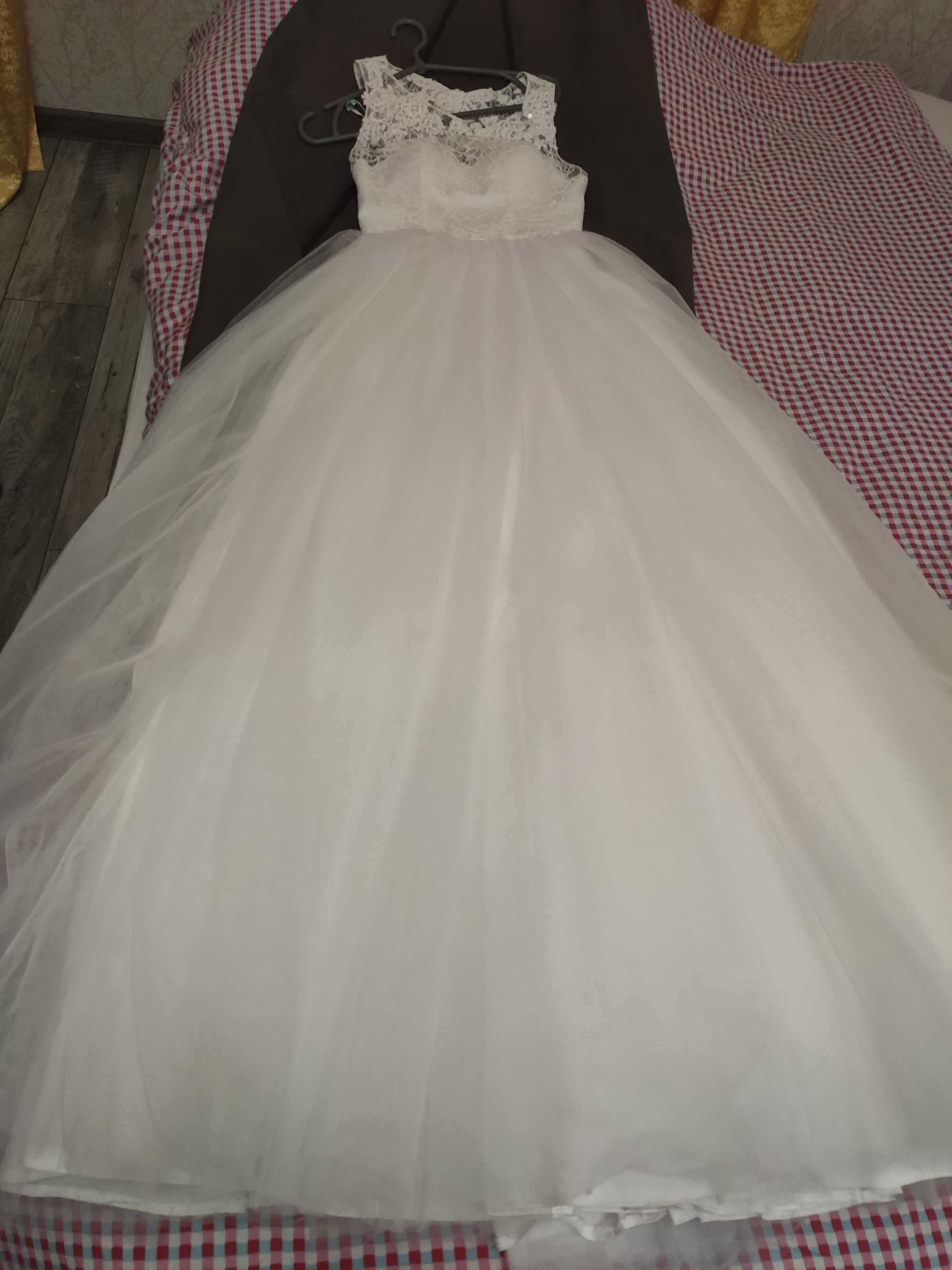Шикарна весільна сукня на струнку дівчину