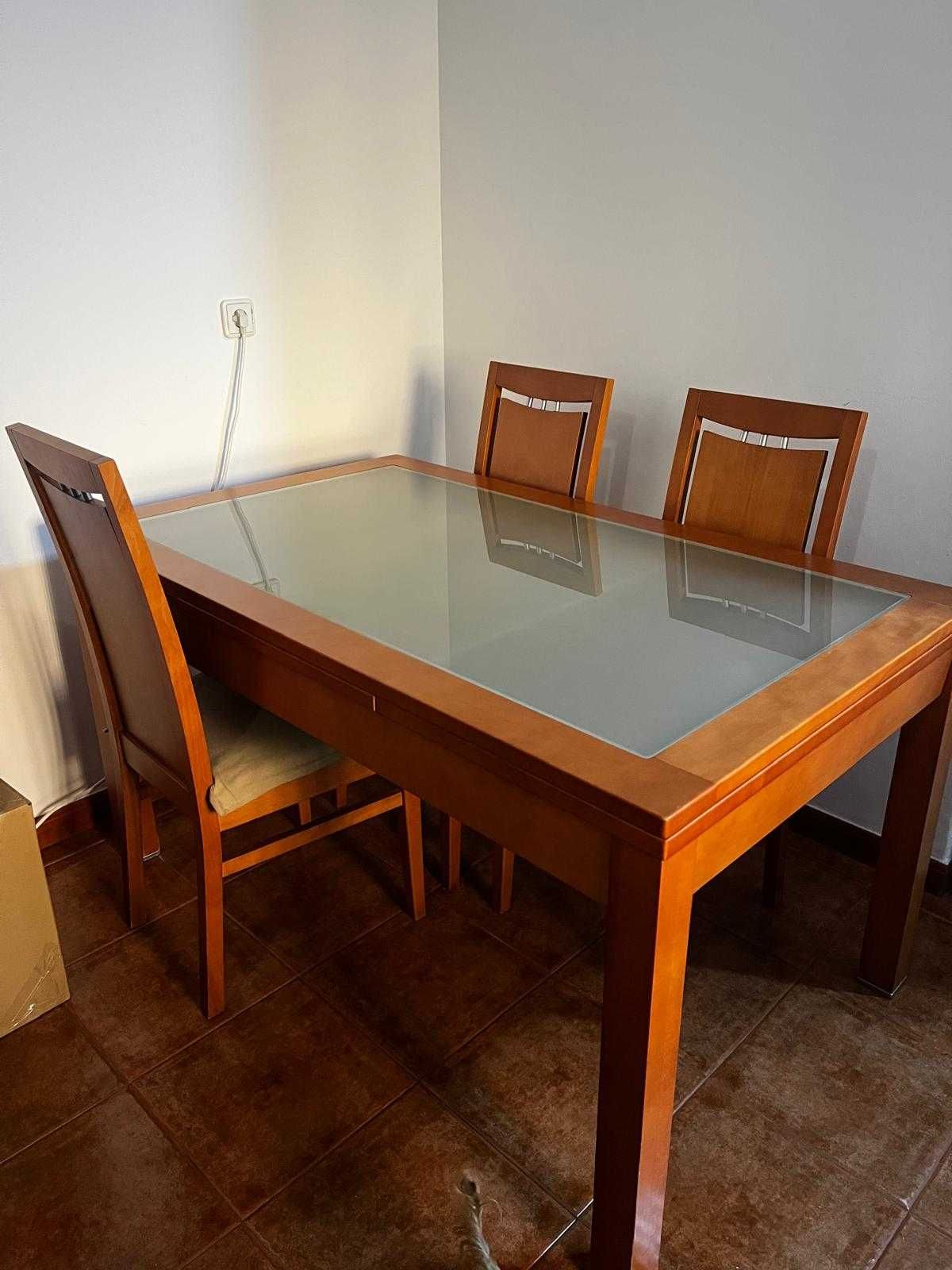 Conjunto mesa de jantar e quatro cadeiras