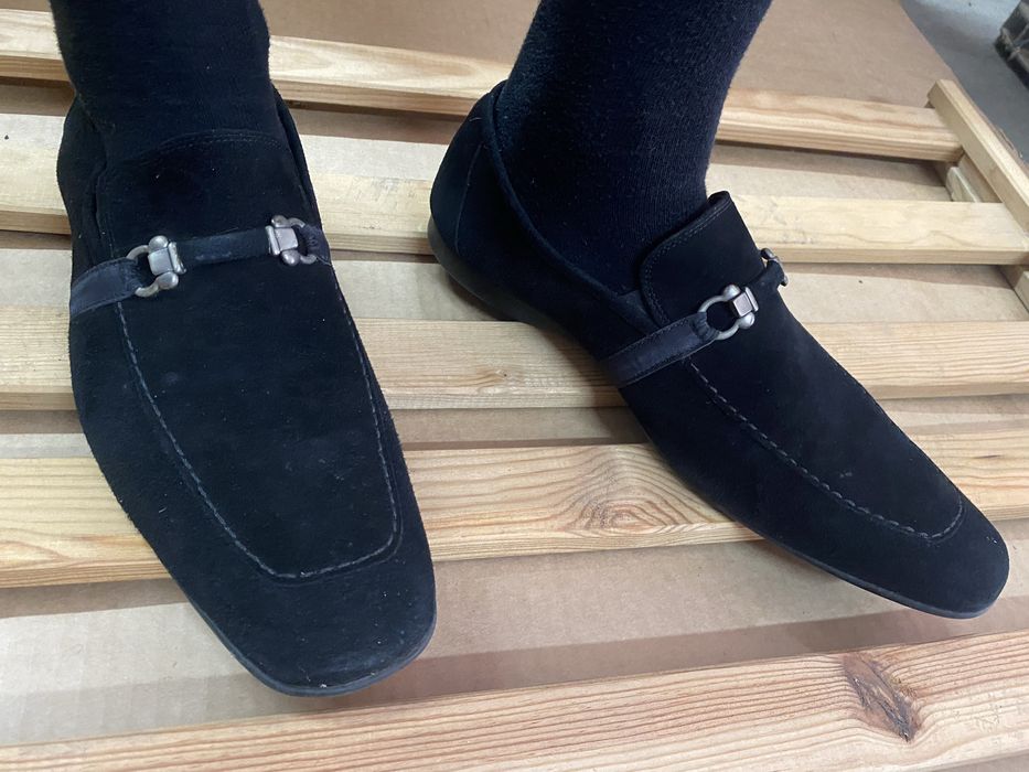 Par de mocassins de camurça pretos com fivelas de metal