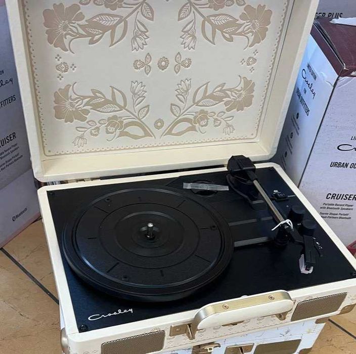 Грамафон Crosley Cruiser Plus.
