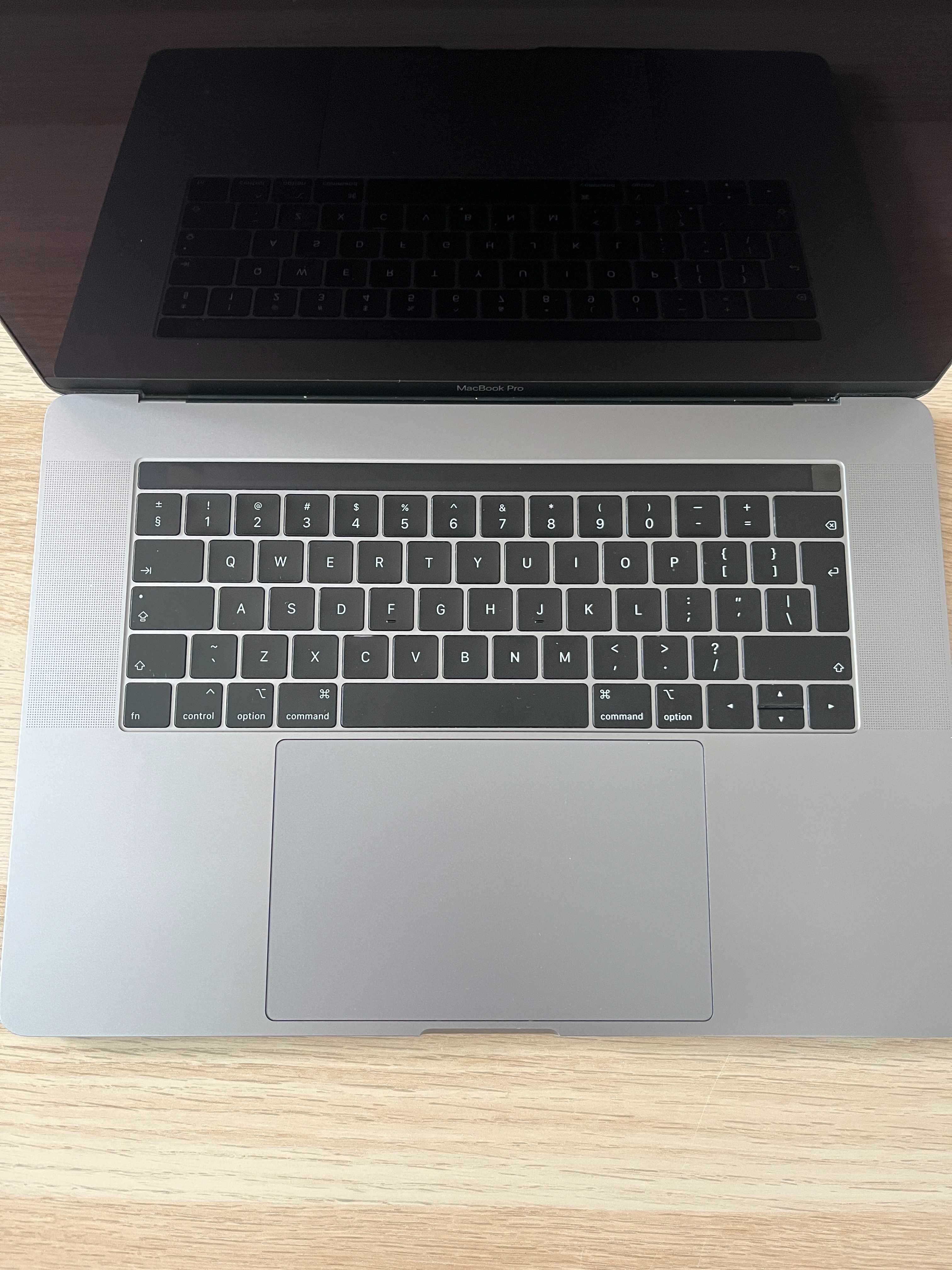 MacBook Pro 15" grudzień 2019 2,6 GHz 6-Core Intel Core i7 16 GB