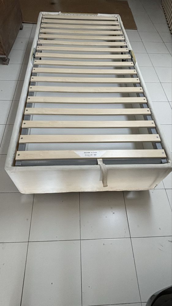 2 Sommier individuais Ikea com arrumação em estado impecável.