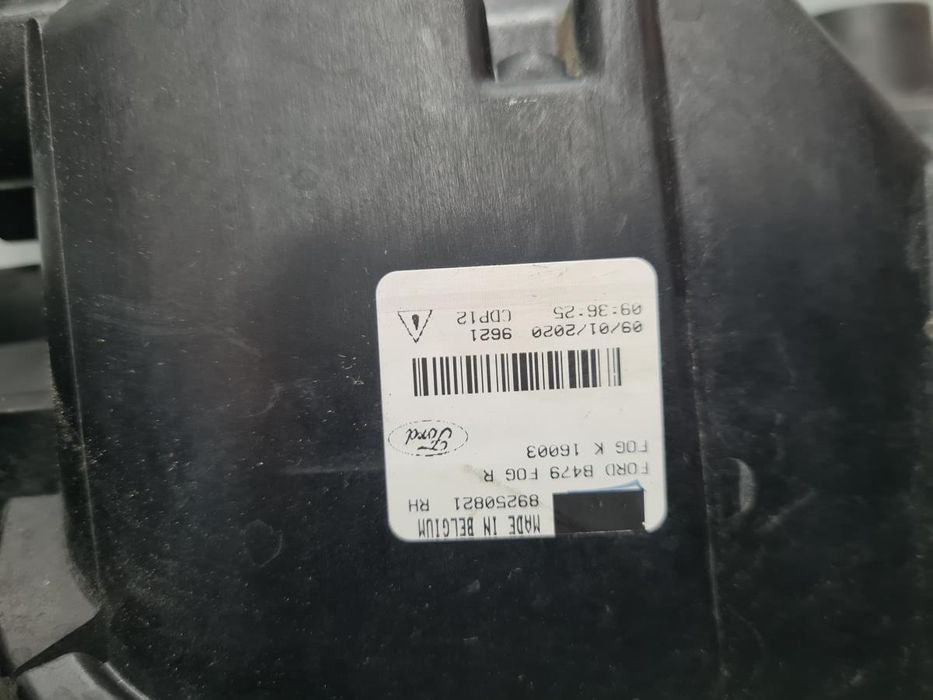 Farol nevoeiro frente direito FORD Fiesta VII (HJ, HF)