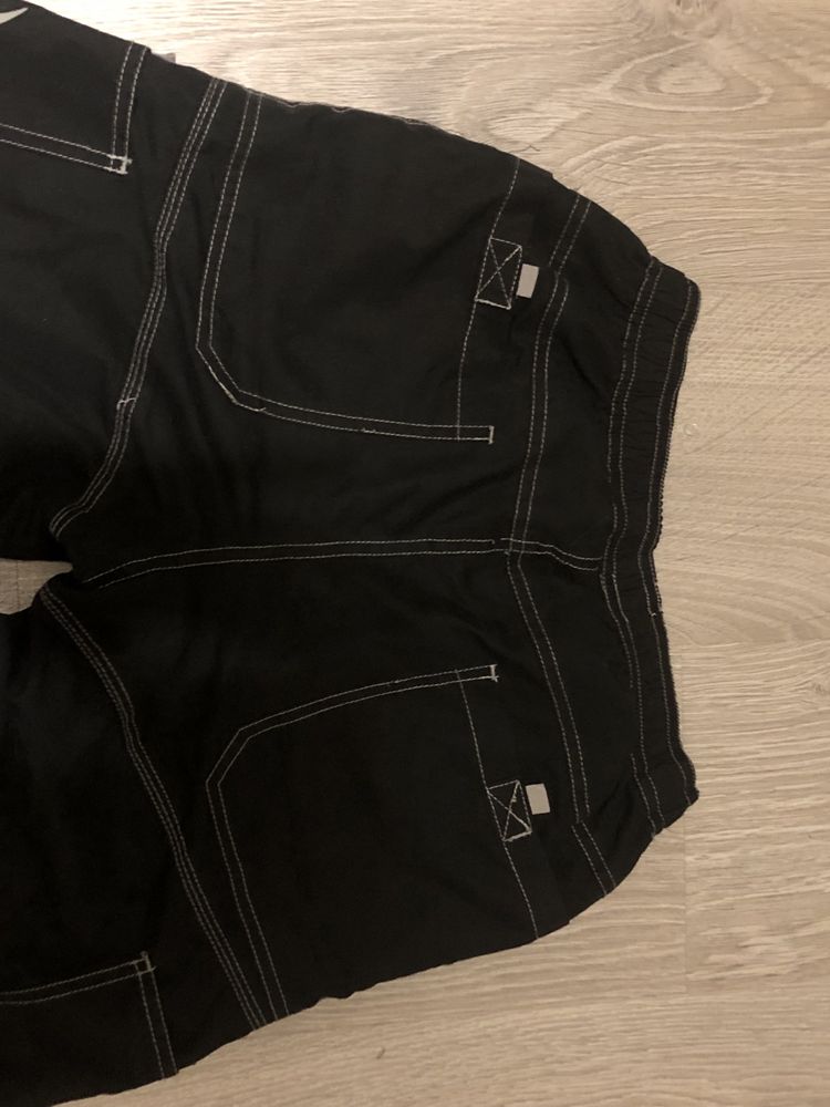 modne cargo jeansy