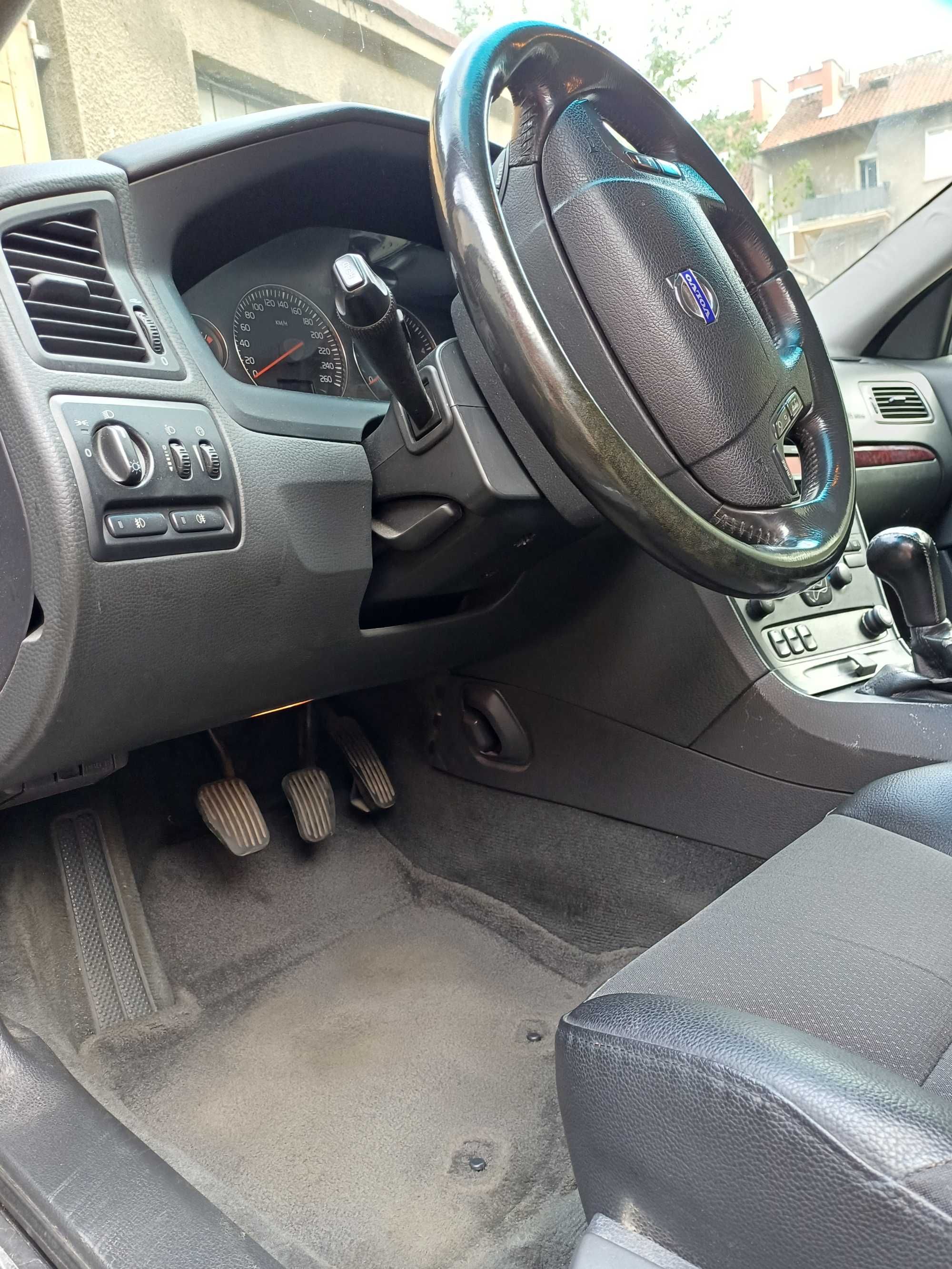 Volvo v 70. Rocznik 2004