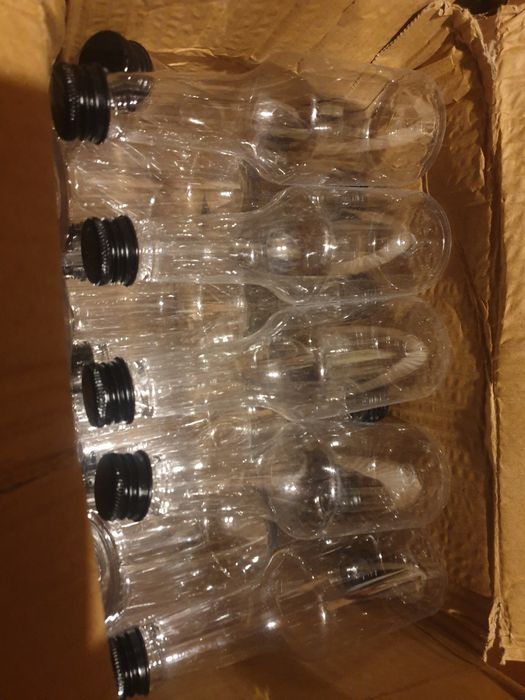 Male plastikowe butelki z zakrętkami nowe