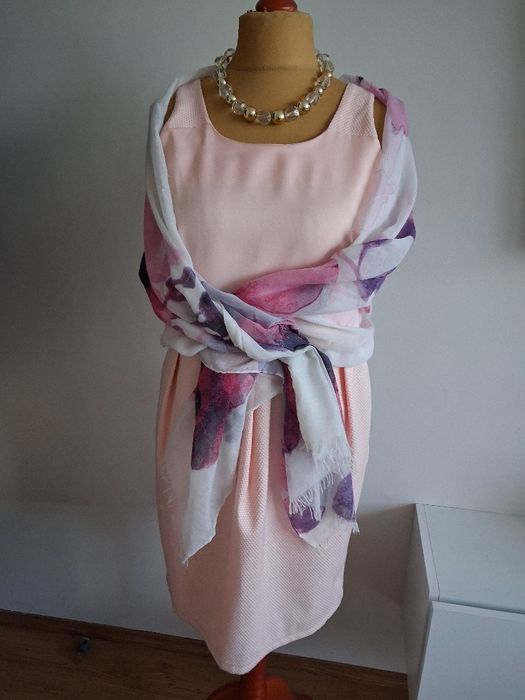 Sukienka elegancka róż w łosoś z dopasowanym cieniutkim szalem r 40/42