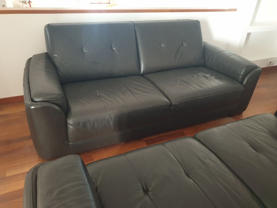 Conjunto de dois Sofás em pele escura
