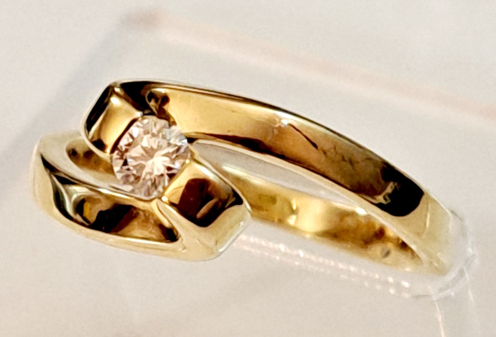 Золотое кольцо с бриллиантом.750 проба. 3,68грм. ct 0,14