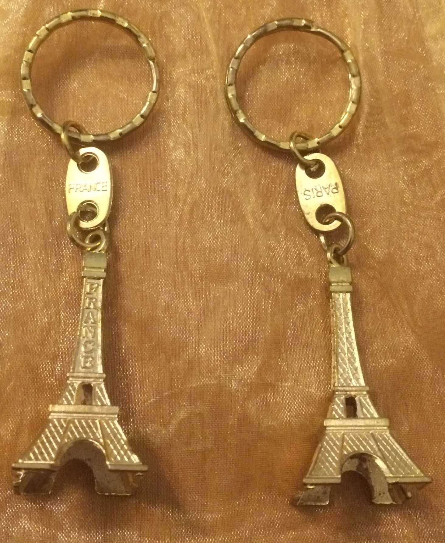 Dois porta chaves torre eiffel.