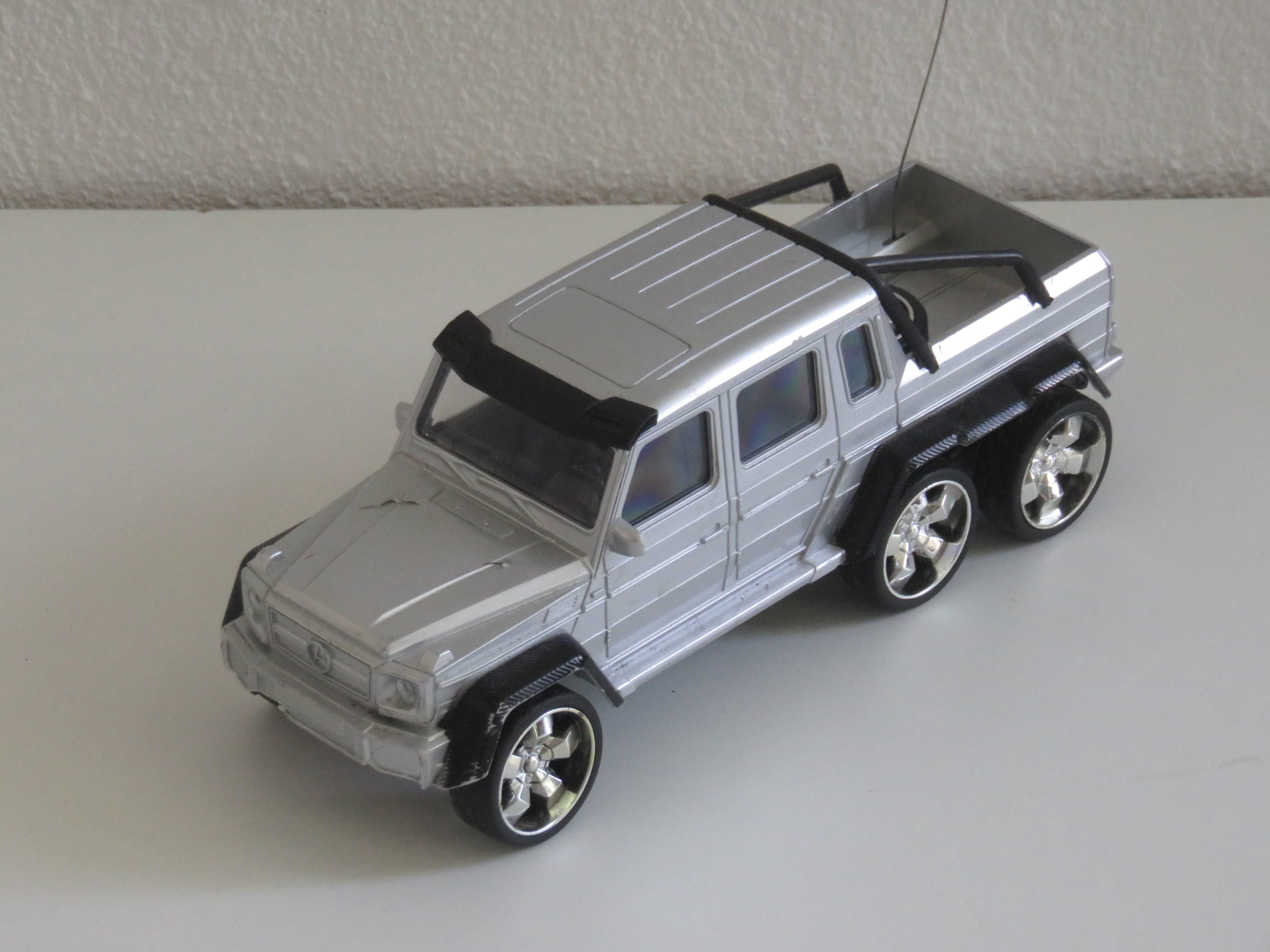 Brinquedo: Pick-up Cinzenta com Telecomando
