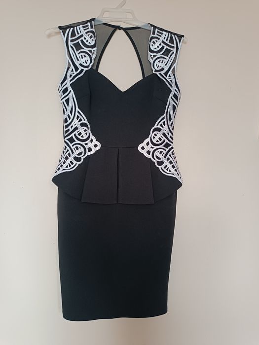 Elegancka czarna sukienka Lipsy London