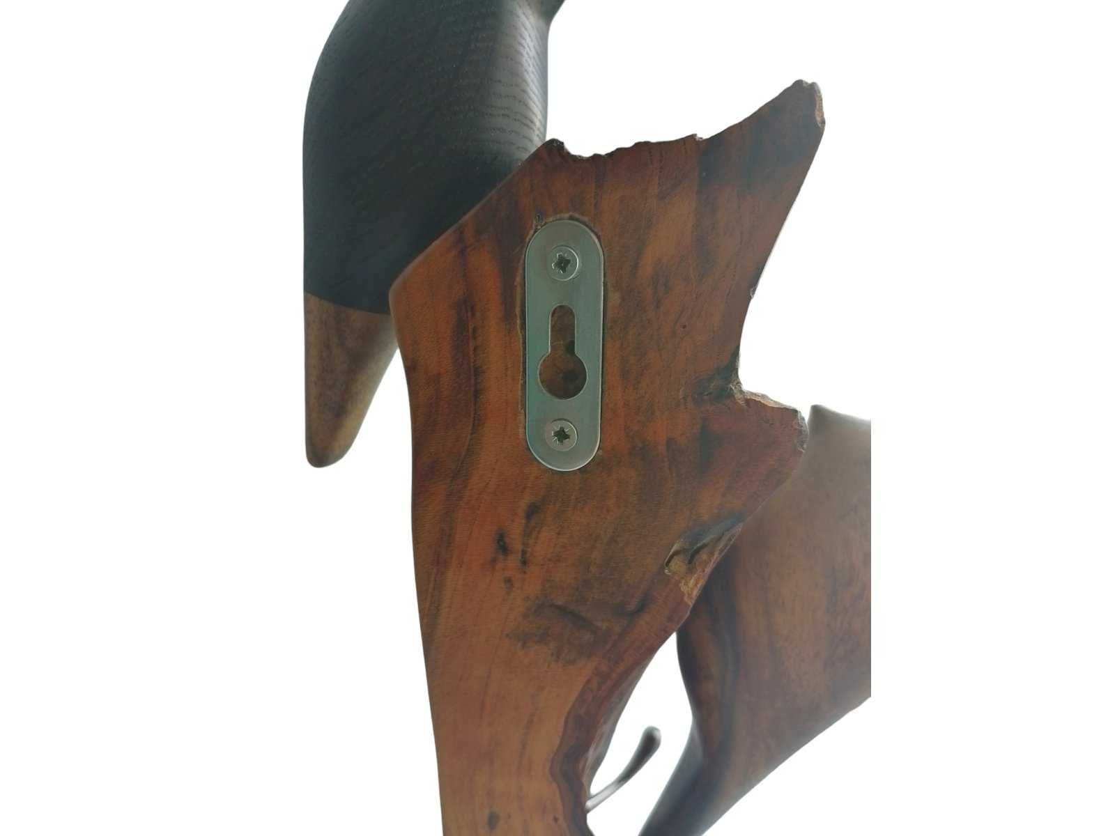 ключниця з двома гачками зроблена з дерева
