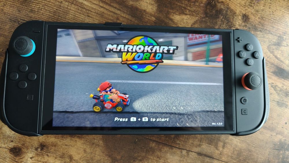 Konsola Nintendo Switch 2 ,gra MarioKart World, grip, szkło ochronne