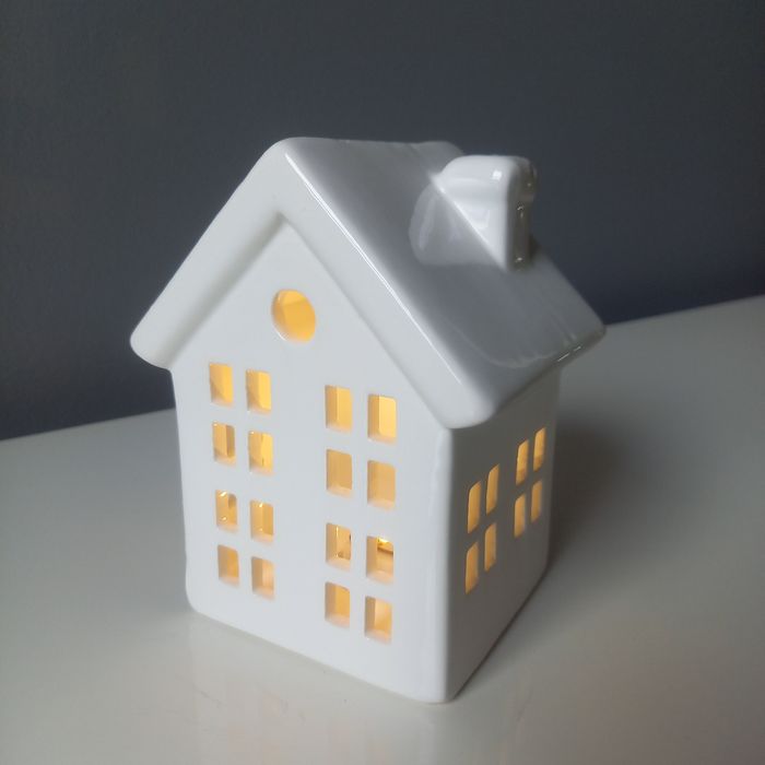 Domek ceramiczny led biały