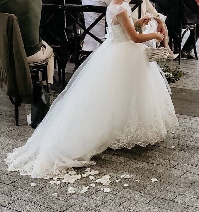 Біла сукня для дівчинки зі шлейфом 122 зріст