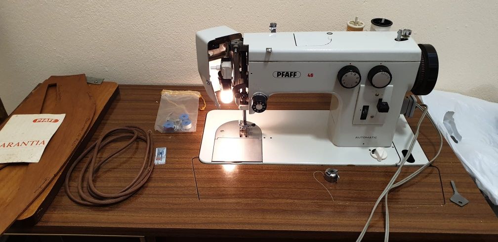Máquina de costura PFAFF antiga
