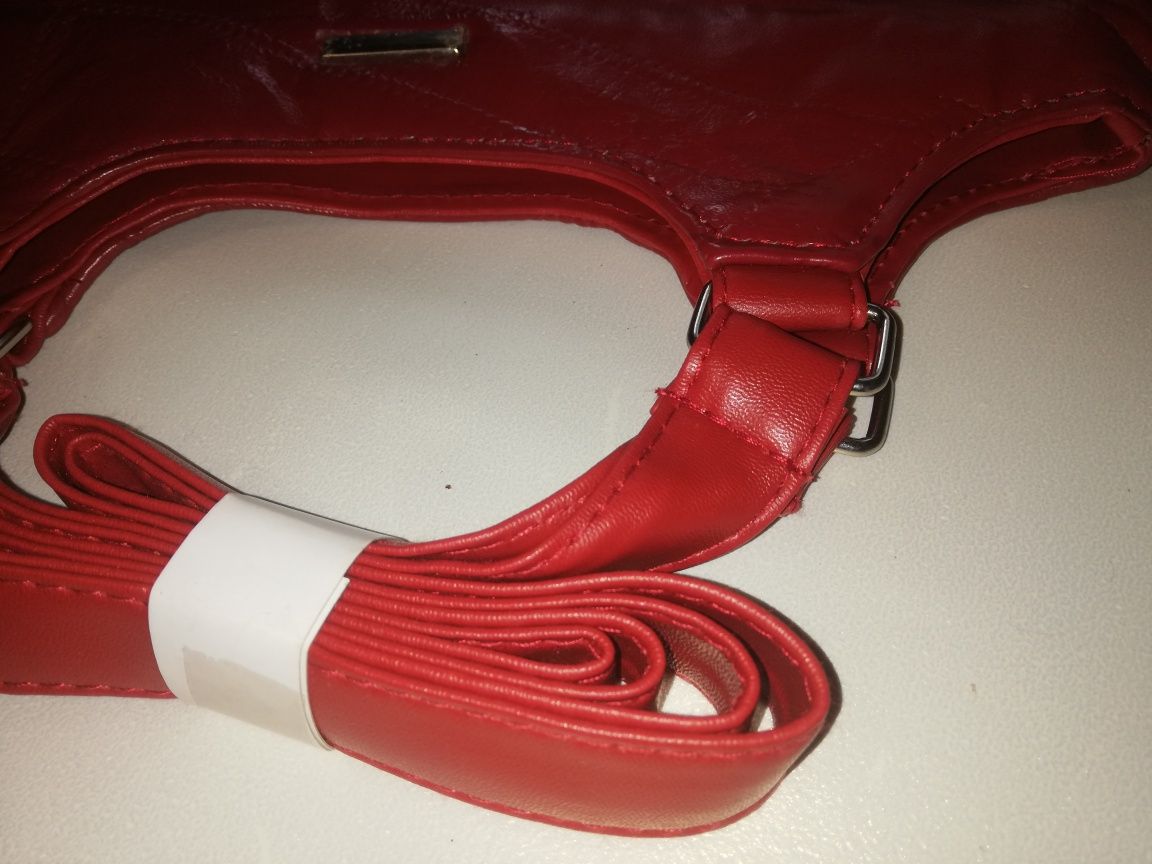Червона  сумочка