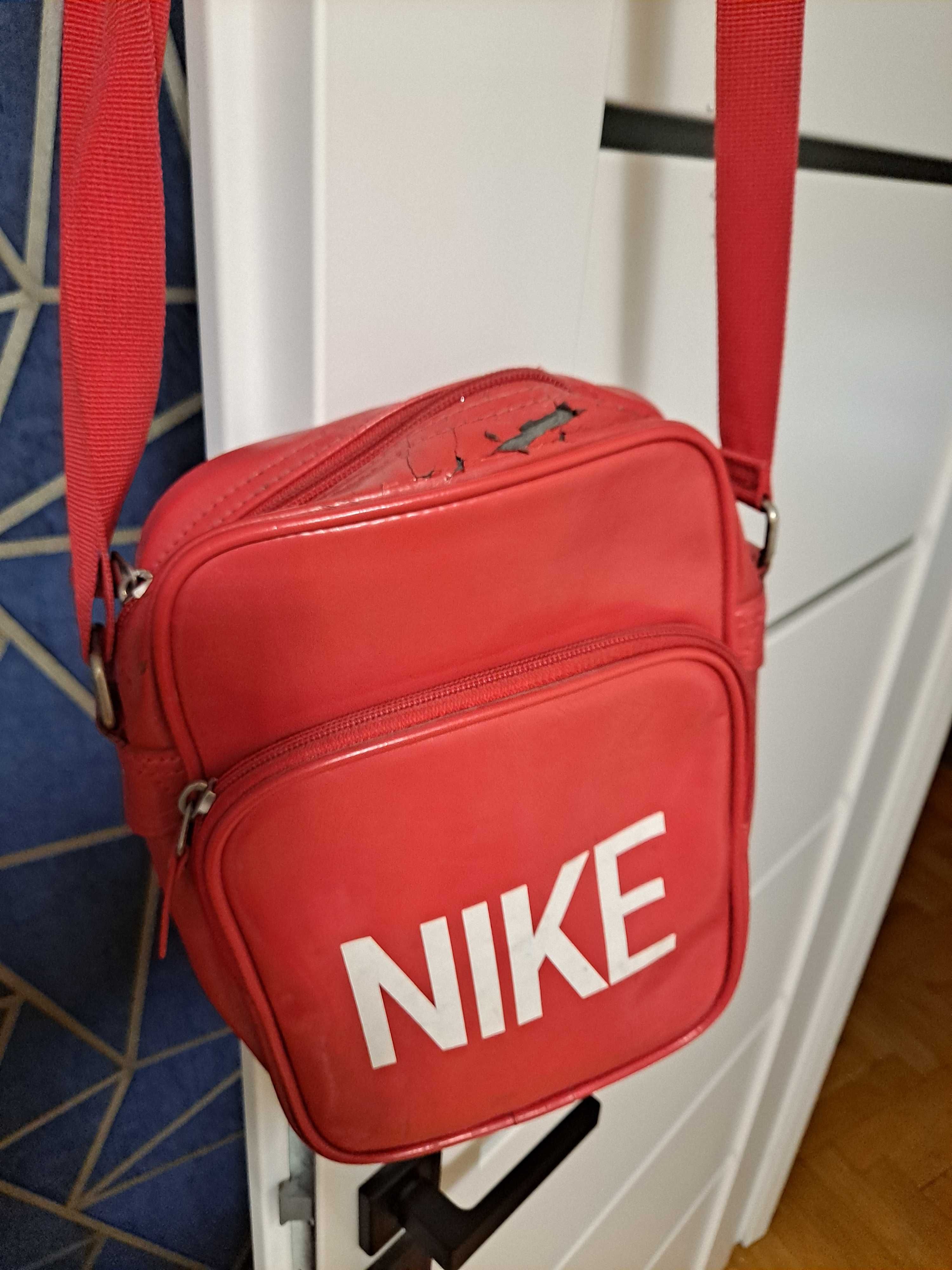 czerwona torebka Nike