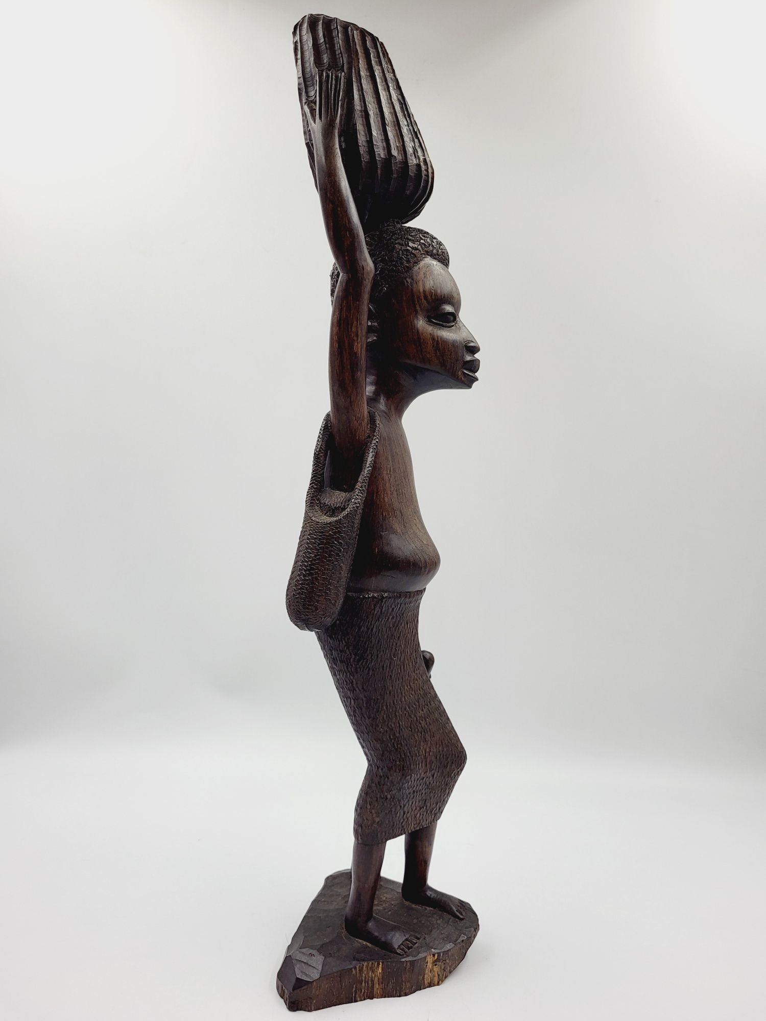Wysoka ciężka drewniana rzeźba wykonana z hebanu