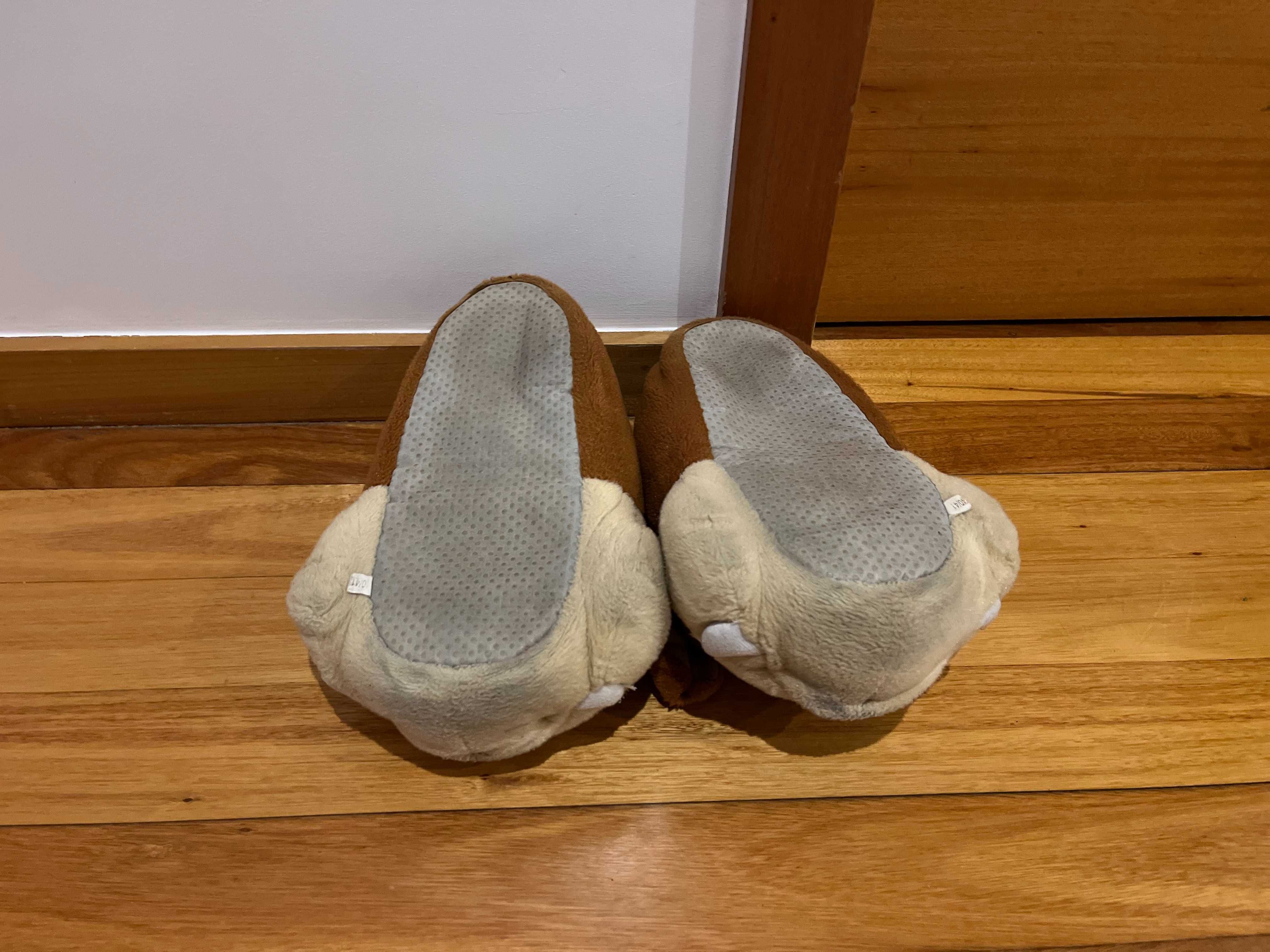 Pantufas em forma de cão