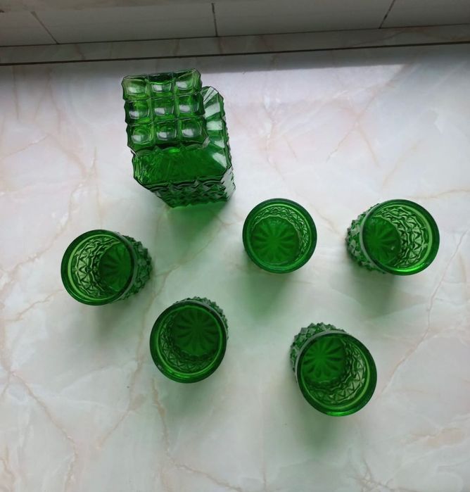 Garrafa de licores e digestivos com 5 copos