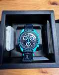 Omega x Swatch SO33L103 Earth - Aurora borealis w designie