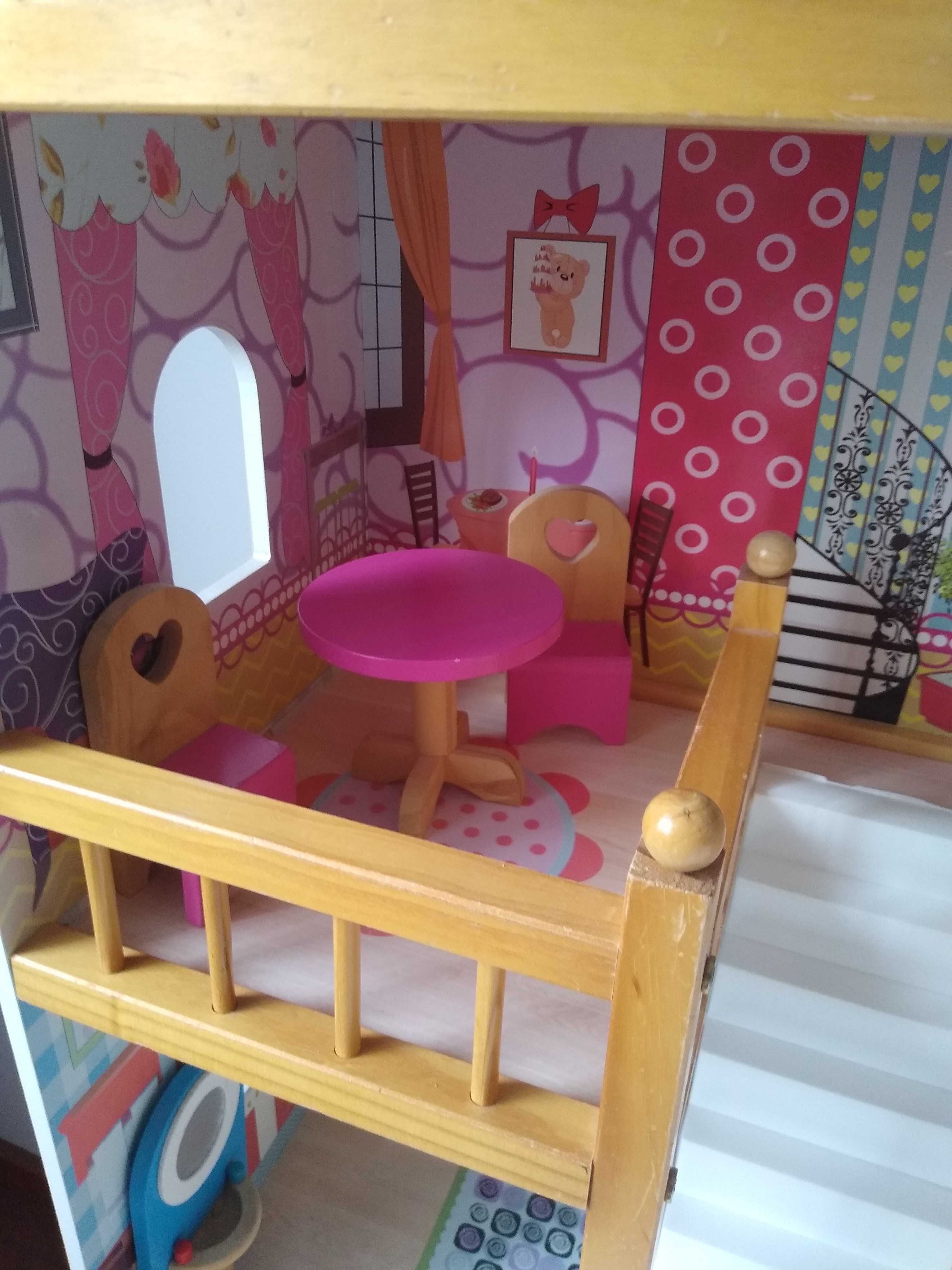 Drewniany duży domek z akcesoriami dla lalek