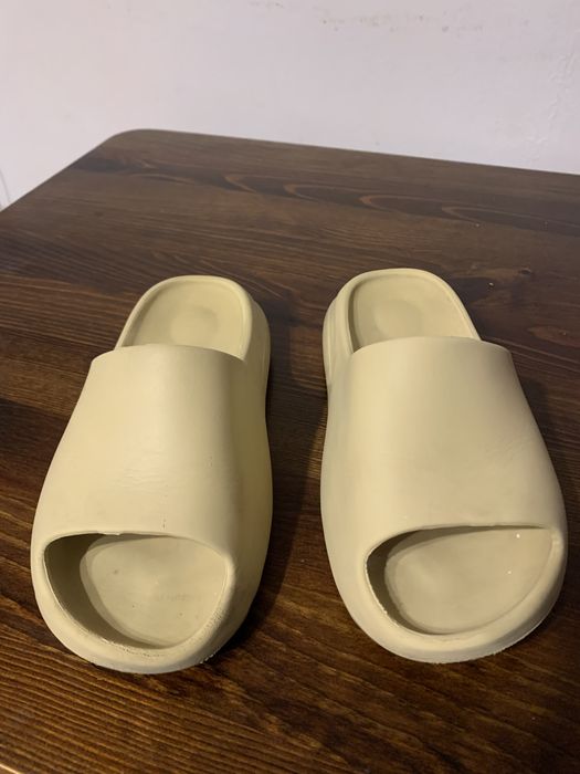 Klapki beżowe minimalistyczne