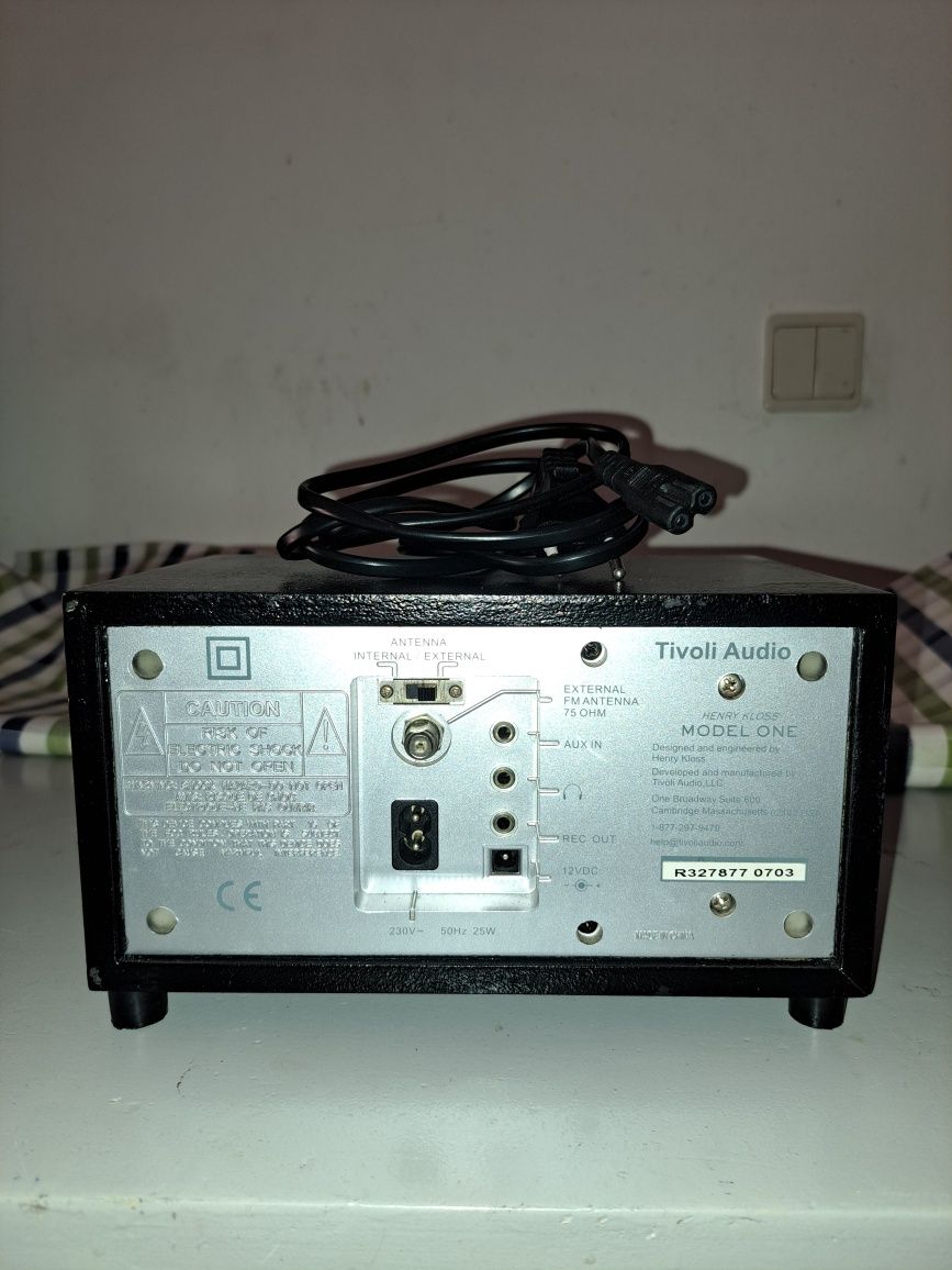 Radio antigo Tivoli áudio model-one com  várias entradas trabalhar