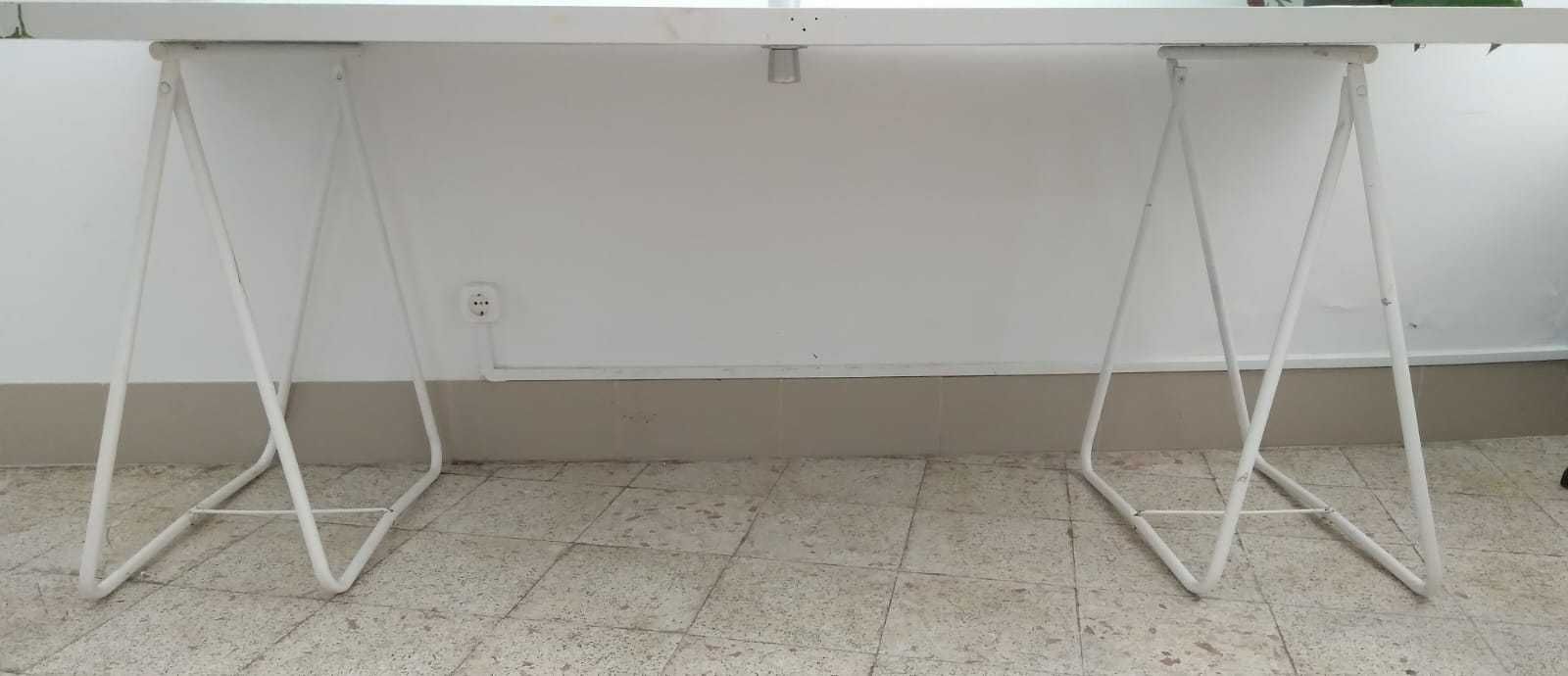 Cavaletes de mesa finos branco e preto