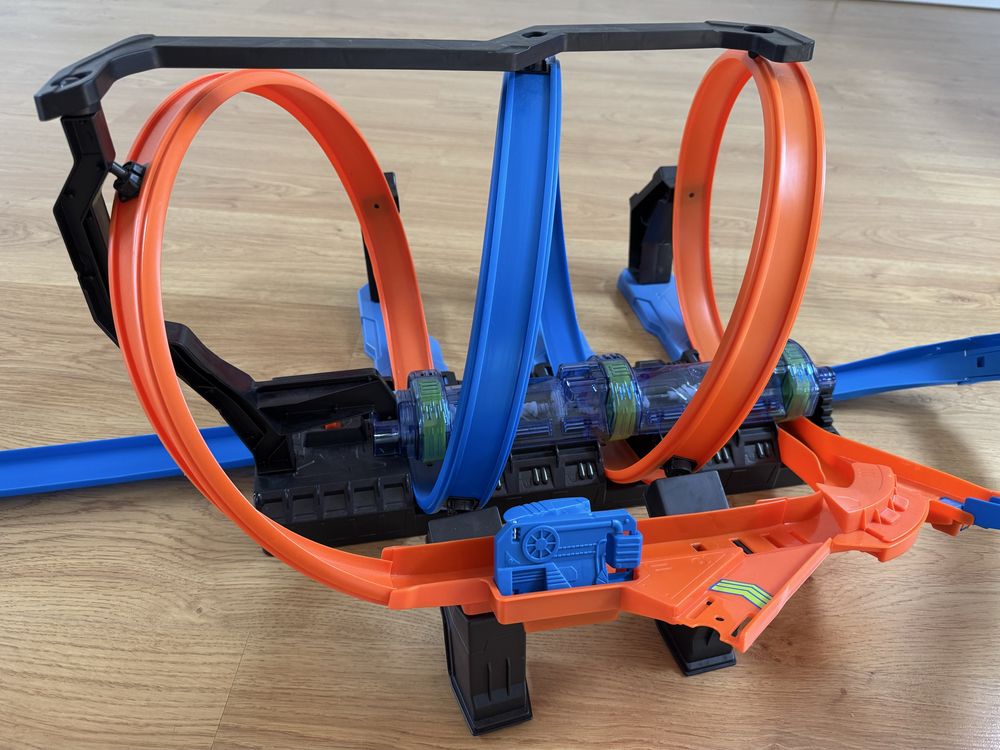 Hot Wheels Corkscrew Crash Track Set, Motorized Track with 3 Corkscrew