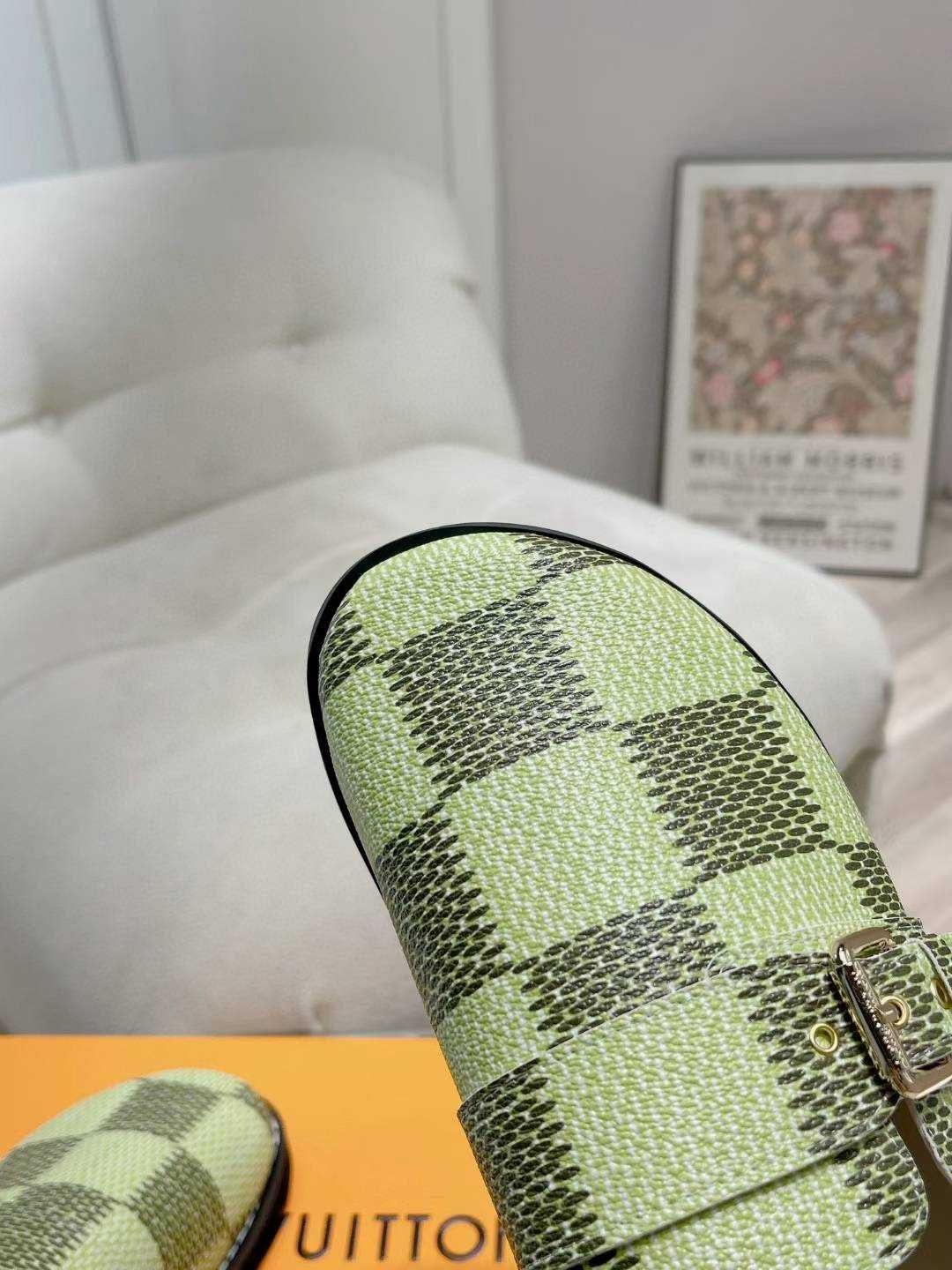 Louis Vuitton Buty, sandaly klapki, skora 180205