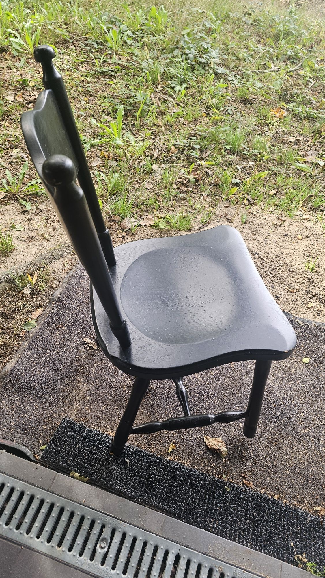 Krzesła drewniane z drewna orzech.