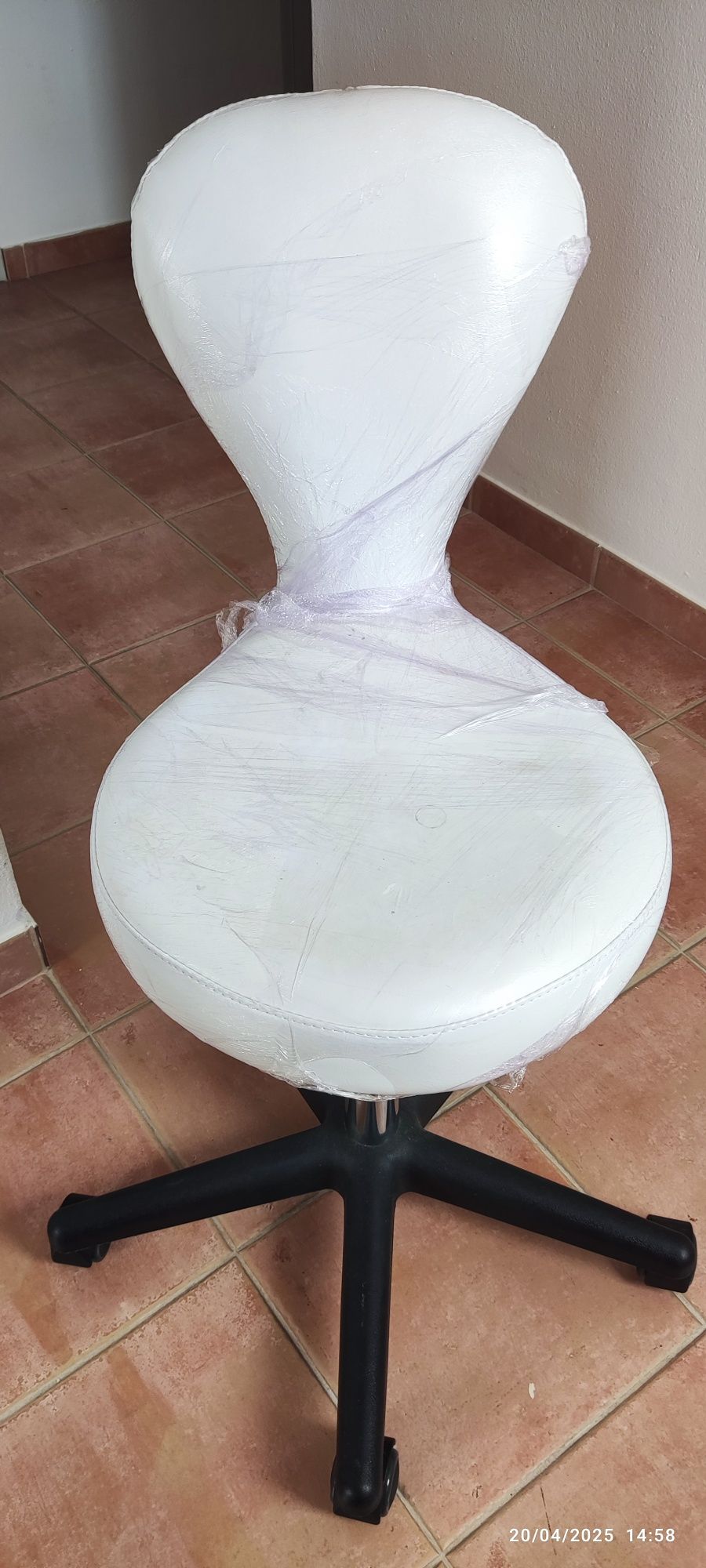 Banco com costas para estética