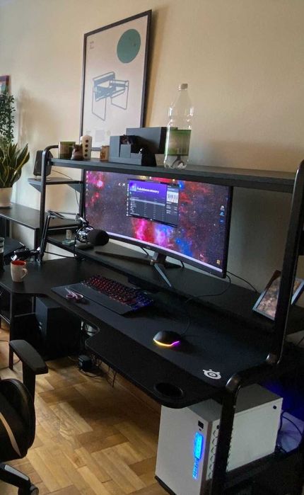 Zestaw gamingowy, komputer do gier. Monitor, PC, klawiatura i głośniki