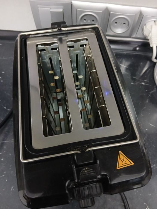 Тостер HERU, чорний, робочий.